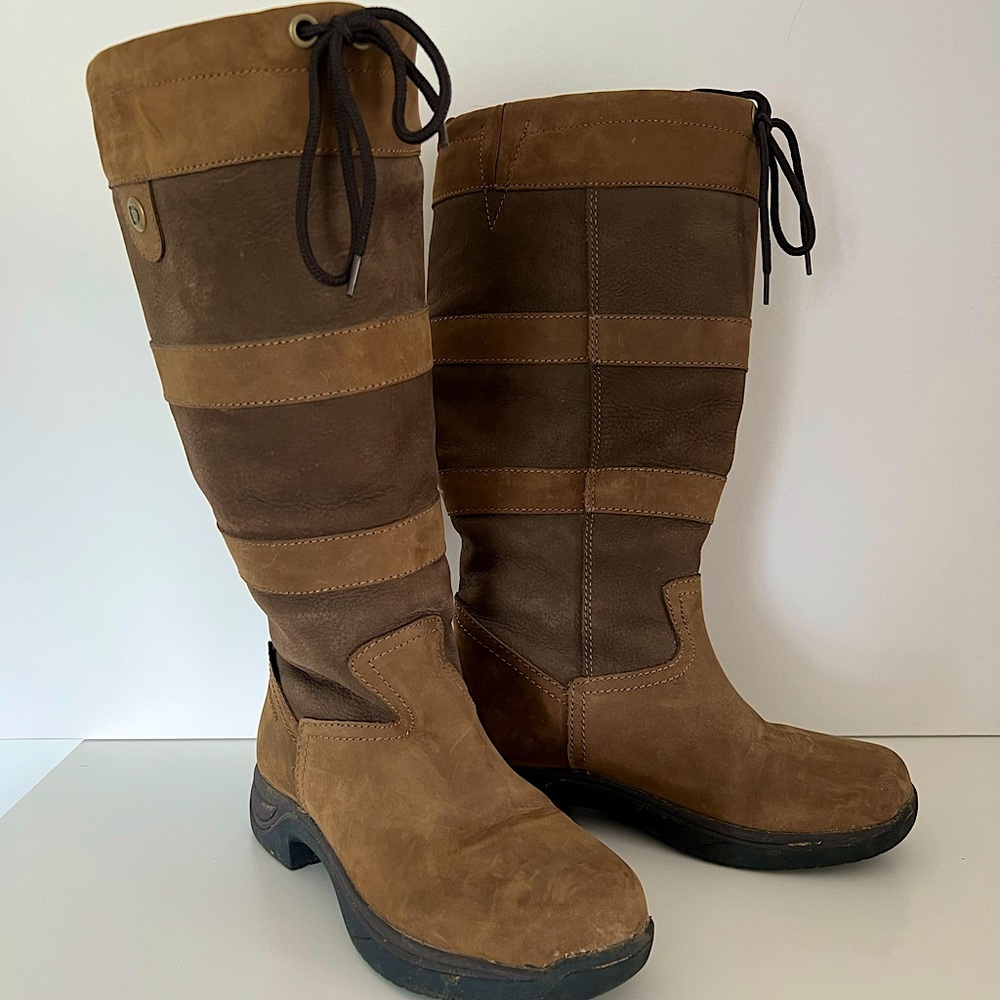 Dublin waterproof equestrian boot. Size 8 Wide Calf.